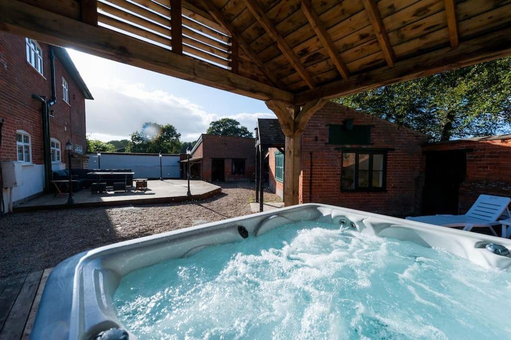 Firs Sleeps 15 Stunning With Hot Tub