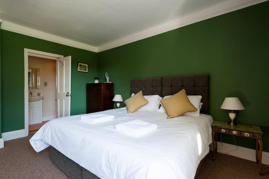 Firs Sleeps 15 Stunning With Hot Tub *