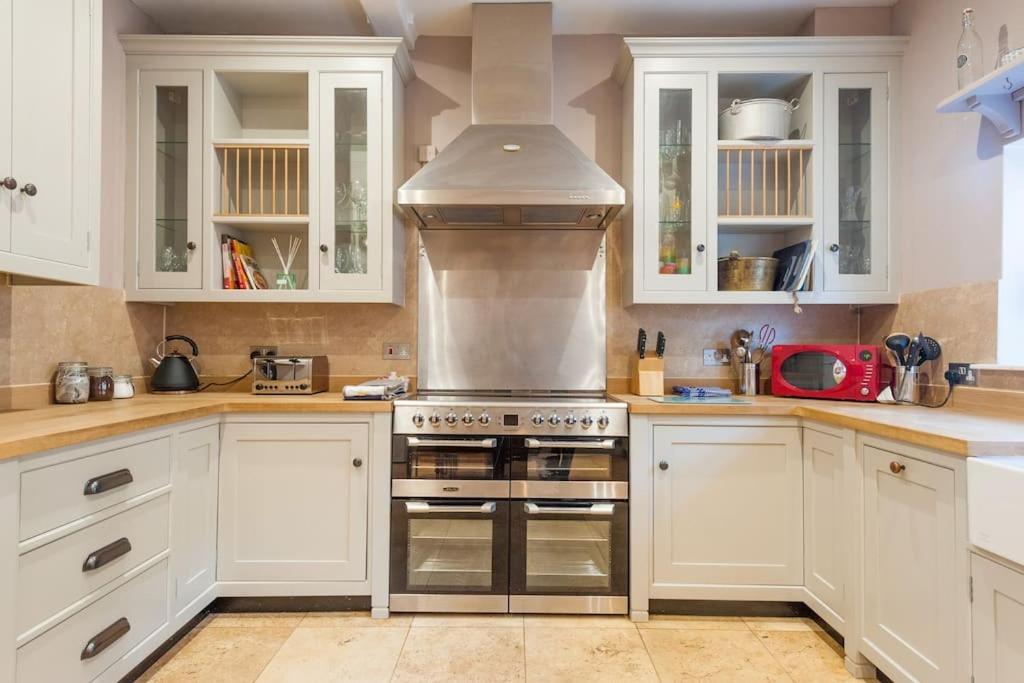 Firs Sleeps 15 Stunning With Hot Tub Holiday home