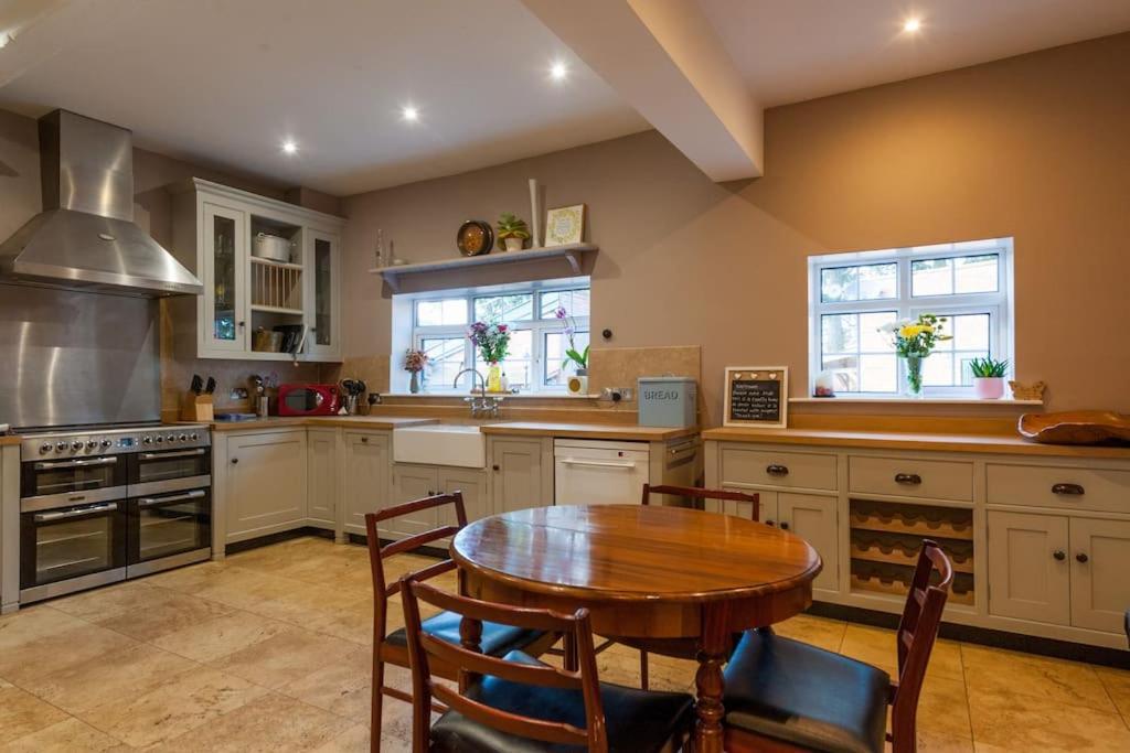 Firs Sleeps 15 Stunning With Hot Tub Holiday home